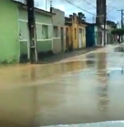 [Vídeo] Pancada de chuva alaga vias públicas de Arapiraca
