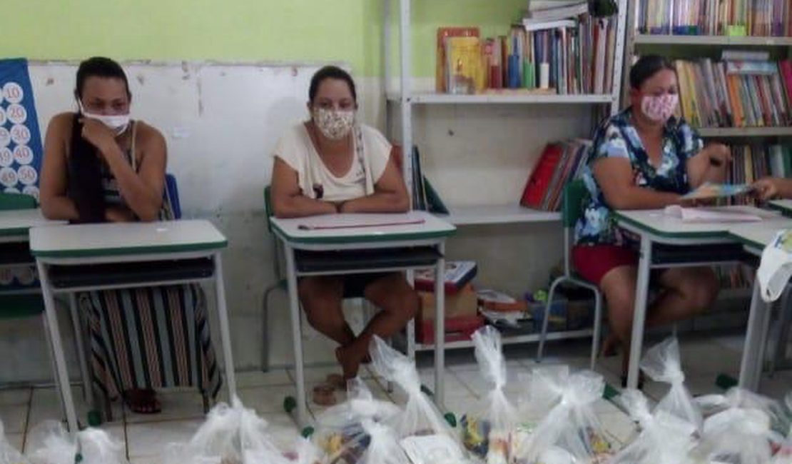 Prefeitura de Craíbas segue distribuindo kits de merenda escolar para pais de alunos