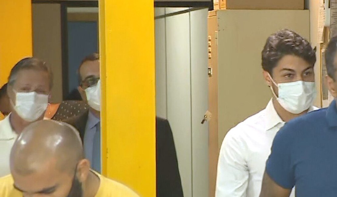 Jogador Marcinho presta depoimento sobre atropelamento de casal no Rio