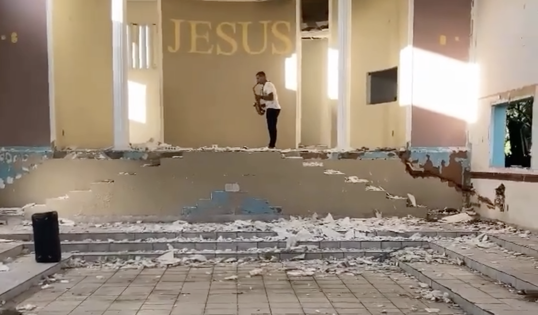 [Vídeo] Saxofonista alagoano posta vídeo em igreja destruída em bairro afundado de Maceió