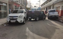 Colisão entre três veículos deixa homem ferido no Passo de Camaragibe
