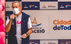 Prefeito em exercício de Maceió, Ronaldo Lessa, fala ao público sobre a importância do diagnóstico precoce do câncer
