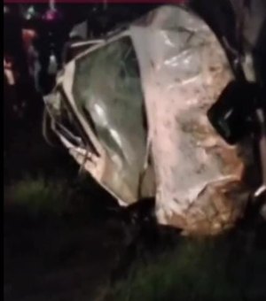 Capotamento na Rodovia AL 220 deixa carro destruído