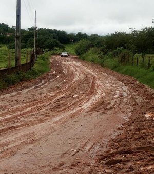 Moradores do Povoado Ipueiras em Estrela de Alagoas sofrem com falta de pavimentação
