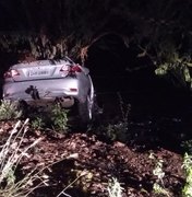 Colisão entre carro e árvore deixa mortos e dois feridos em Arapiraca
