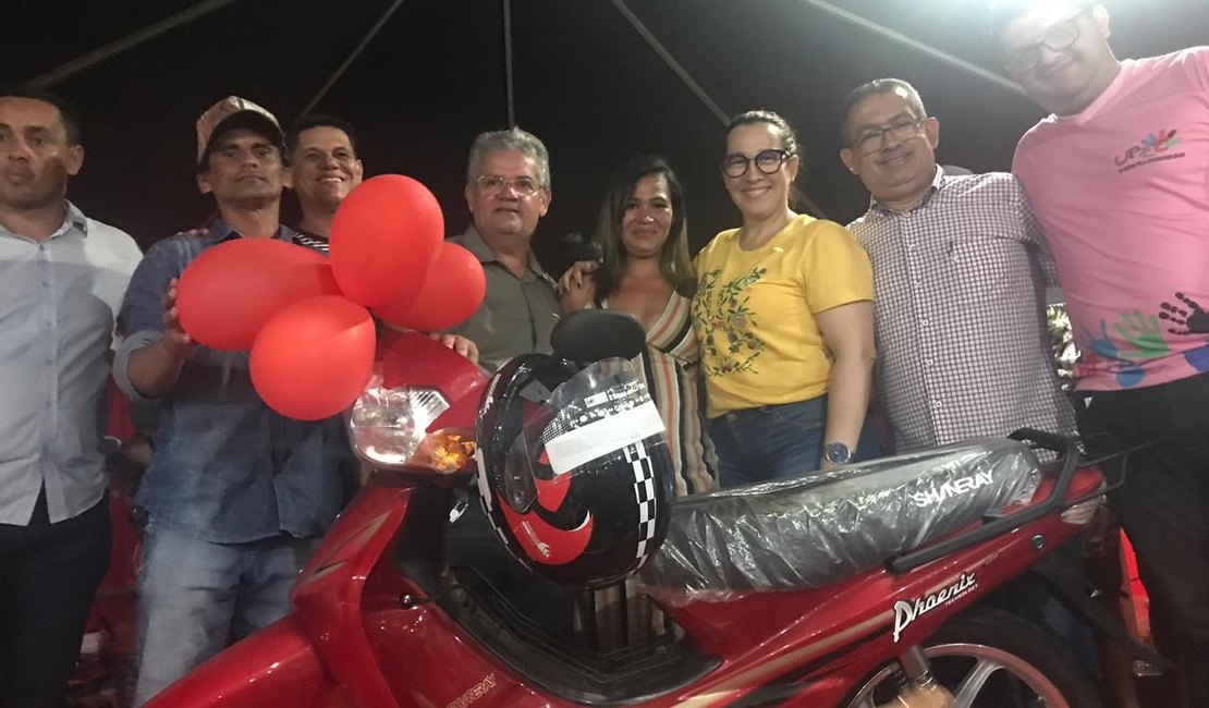 Mães de Lagoa da Canoa ganham festa e sorteio de veículo zero quilômetro 