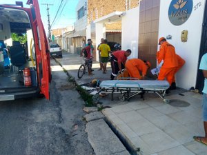 Colisão entre carro e moto deixa vítima ferida no bairro do Prado