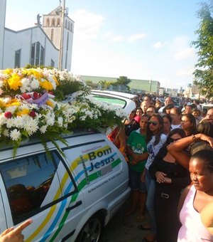 Milhares de fieis dão adeus ao monsenhor Raimundo Gomes