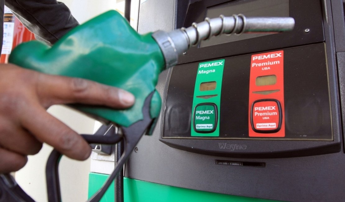 Gasolina cai, mas segue acima da semana do 1º corte da Petrobras