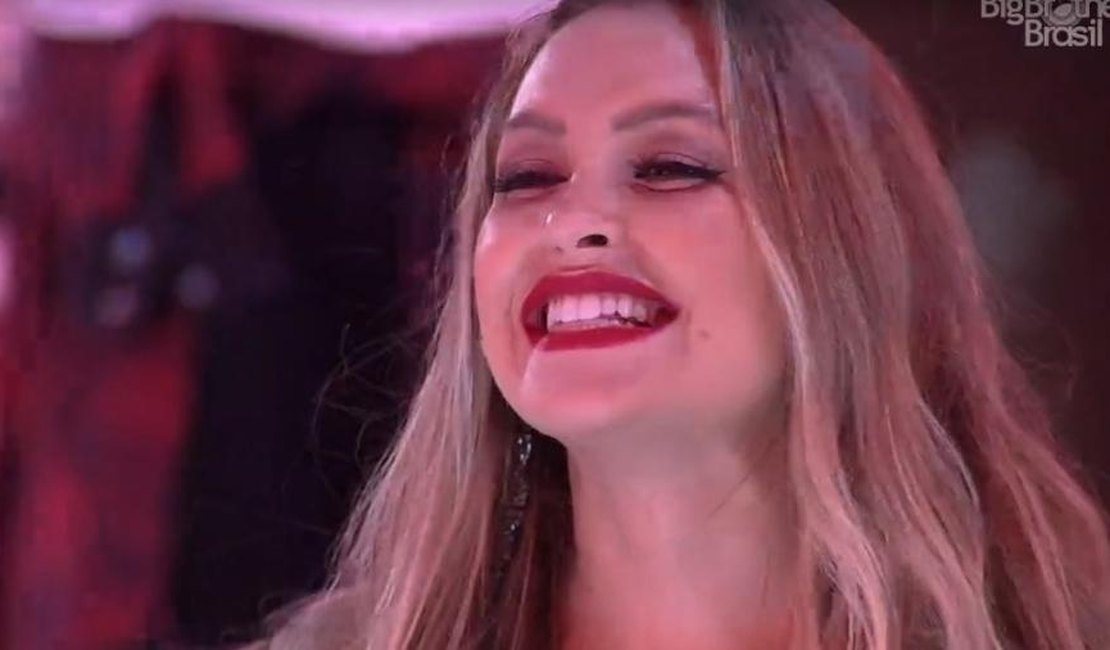 Carla passa a noite no quarto do líder e dorme com boneco de Arthur