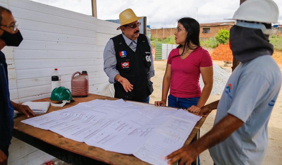 Gilberto e Gabriela Gonçalves vistoria obras da construção de UBS no Cucau