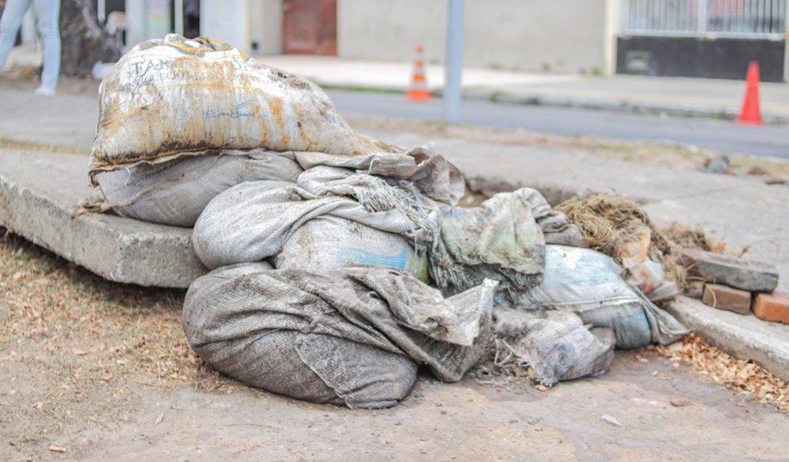 Prefeitura retira 350 kg de areia de sistema de drenagem na Jatiúca