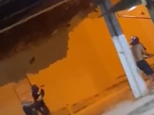 Grupo encapuzado é flagrado atirando em rua do Benedito Bentes