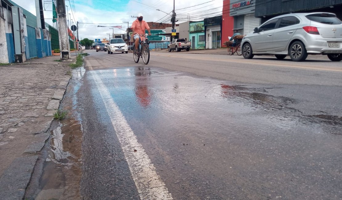 [Vídeo] Cano estourado provoca vazamento de água potável na Avenida Lamenha Filho