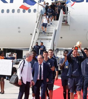 Seleção francesa é recebida com tapete vermelho na chegada a Paris