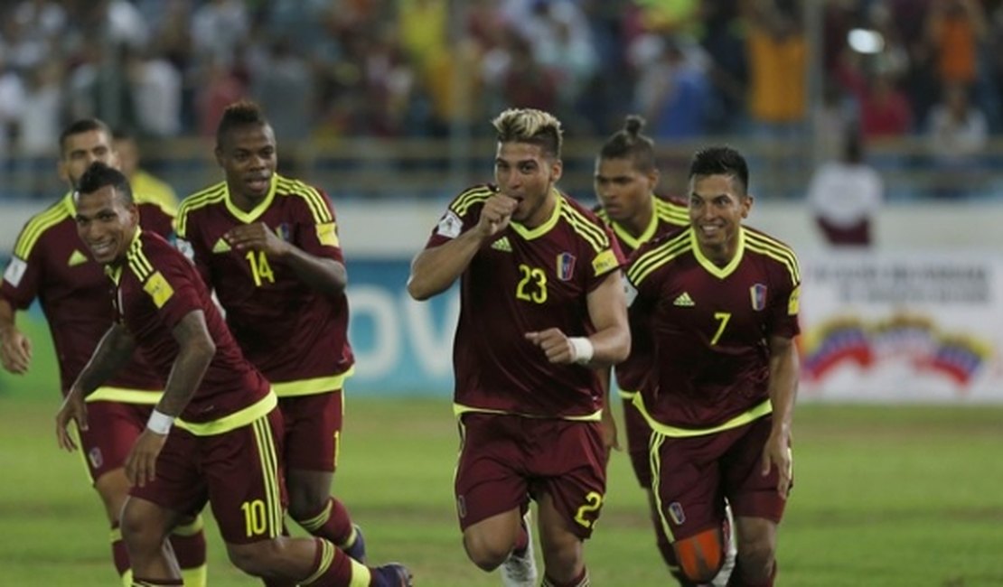 Brasil segue líder, Uruguai vence e Argentina se afunda