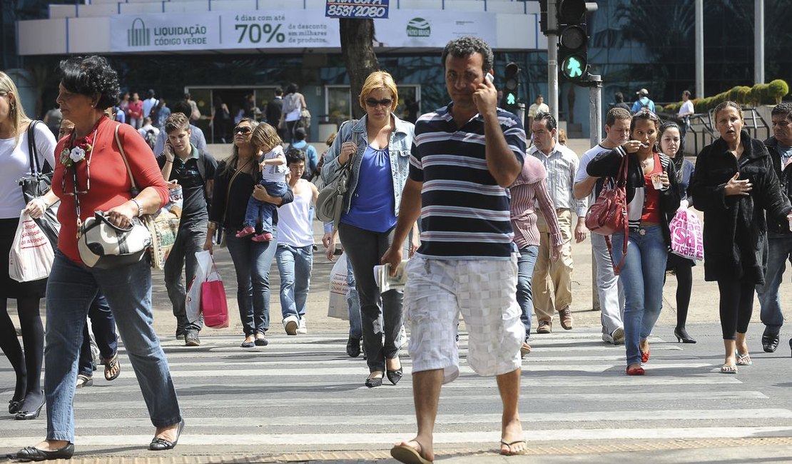 Taxa de desemprego no Brasil cai para 11,8%, revela IBGE