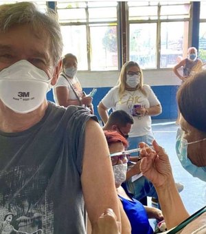 Serginho Groisman toma primeira dose da vacina contra covid-19: 'Um respiro de alívio'