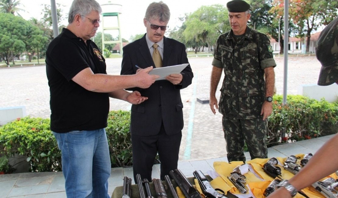 Judiciário entrega cerca de 200 armas para serem destruídas pelo Exército