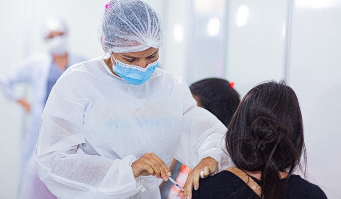 Pessoas com 28 anos já podem se vacinar contra a Covid-19 nesta segunda (02) em Arapiraca