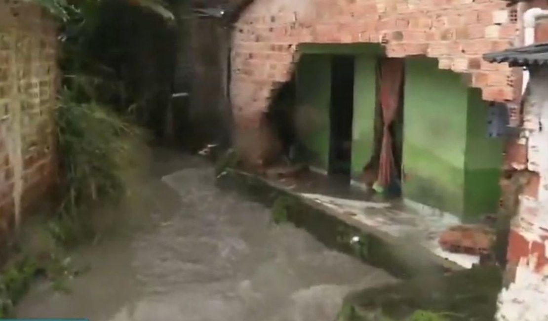 Casa desaba por causa da chuva e moradores usam corda para resgatar moradora no Jacintinho