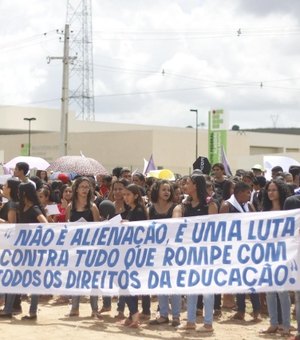 Estudantes do Ifal realizam passeata contra a PEC 241 em Murici