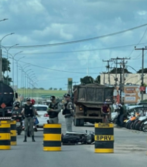Motociclista é atropelado por caçamba ao desviar de contenção na frente do 3º Batalhão, em Arapiraca