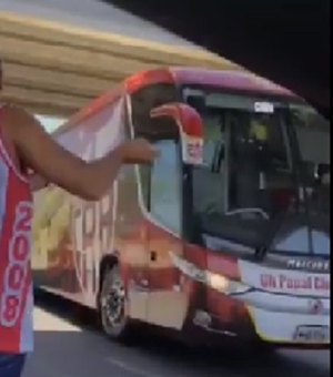 Torcida organizada expulsa torcedores que atiraram ovos em ônibus do CRB