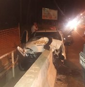 Veículo colide com mureta na AL 101 Norte, em Paripueira 