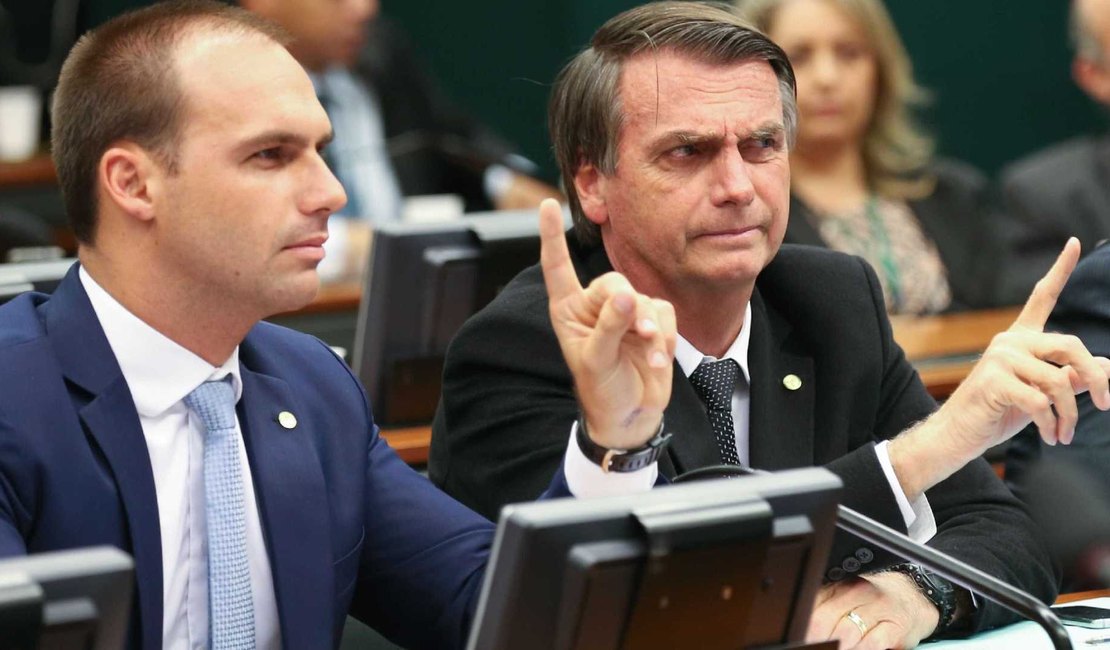 Bolsonaro diz que já advertiu filho sobre fechamento do STF