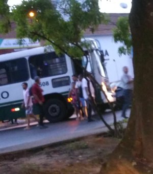 Colisão entre carro e ônibus deixa trânsito lento no Farol