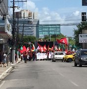 Movimentos sociais e sindicalistas realizam marcha pelas ruas de Maceió
