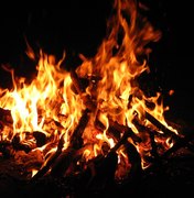 “Fazer fogueiras da forma correta pode amenizar danos ambientais”, alerta bióloga