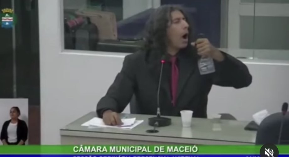 Internautas questionam sanidade mental de vereador por Maceió que borrifou álcool na boca