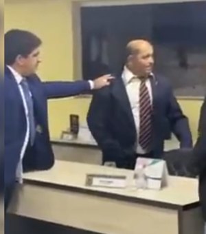 [Vídeo] Vereadores de Junqueiro batem boca em sessão da câmara e precisam ser apartados