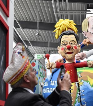 Trump, Putin e Kim Jong-un viram bonecos gigantes no carnaval alemão