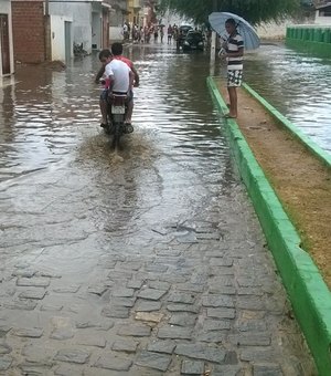 Chuva forte derruba poste, causa alagamento e inunda até cemitério em Alagoas