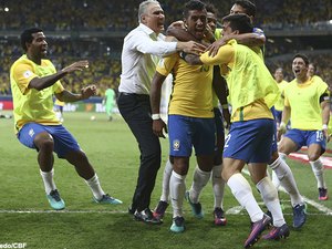 Com Tite, Seleção Brasileira encerra o ano na liderança e nos braços do povo