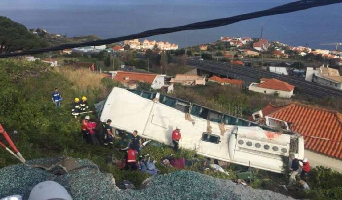 Acidente com ônibus turístico deixa 28 mortos em Portugal
