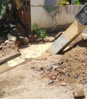 Vídeo: poste cai devido à infiltração no bairro de Carvão, Maragogi