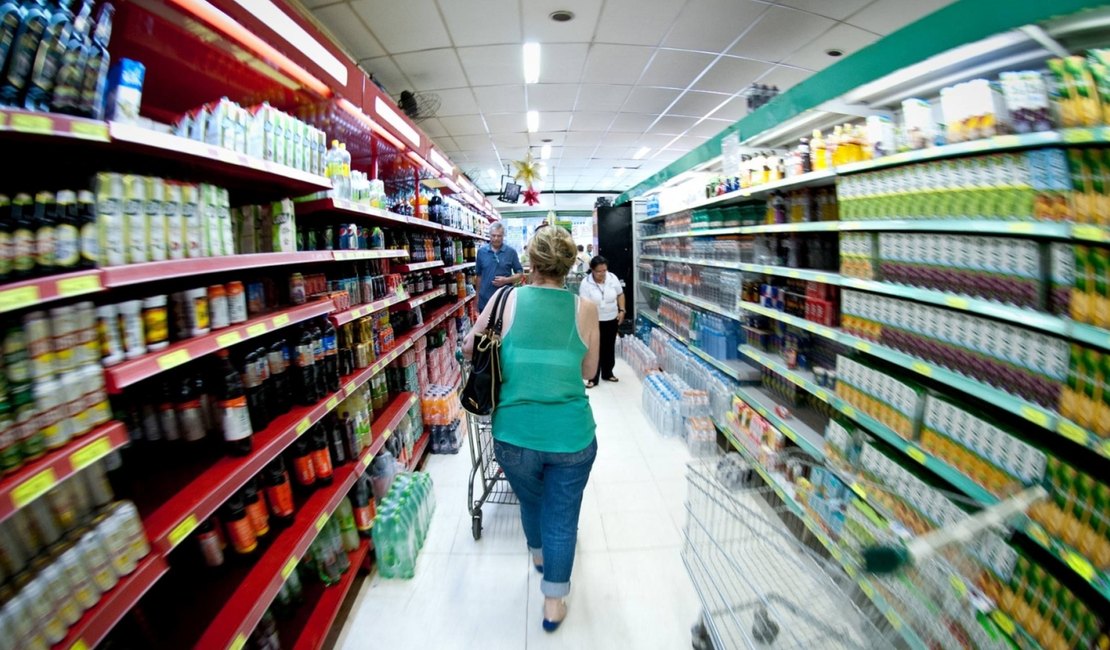 Produtos em supermercados podem ficar até 40% mais caros com alta do dólar