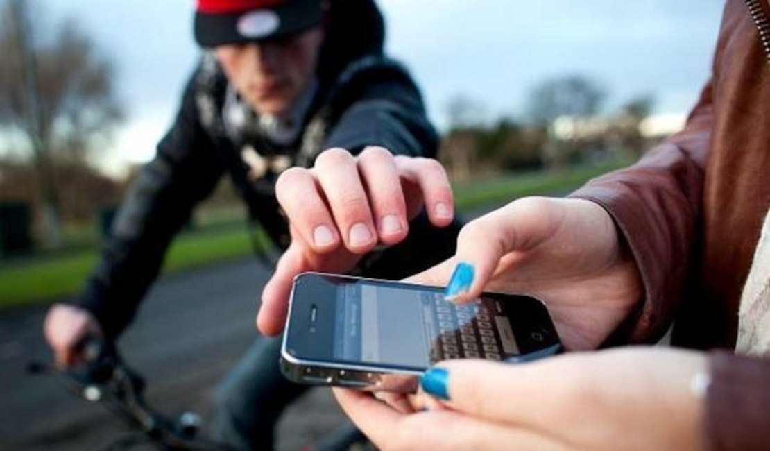 Jovem tenta roubar celular mas é contido por populares