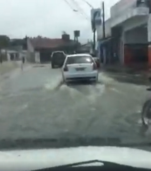 [Vídeo] Chuva forte deixa ruas alagadas nesta sexta (13), em Arapiraca