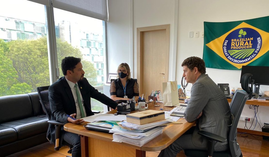 Senador cobra do ministro do Meio Ambiente ações para despoluir praias alagoanas