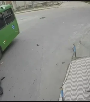 'Foi Deus', diz motoqueiro salvo por capacete depois de cair e ir parar embaixo da roda de um ônibus