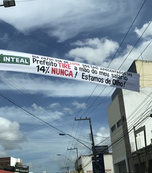 Sinteal critica prefeito de Arapiraca em faixa: “tira a mão do meu salário”