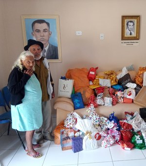 [Vídeo] Idosos da fundação Antonio Jorge recebem presentes arrecadados pela campanha Amor de Natal