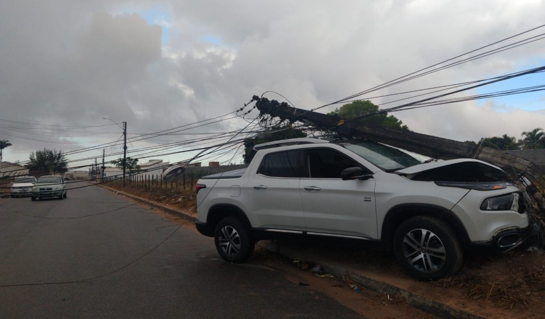 Caminhonete colide em poste de deixa moradores sem energia em Arapiraca