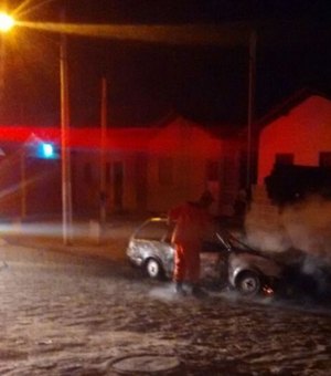 [Vídeo] Carro pega fogo e deixa moradores assustados em residencial no Agreste