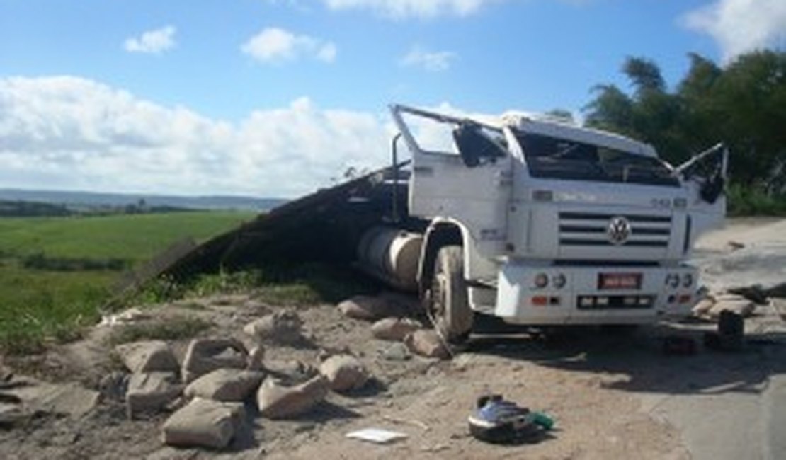  Caminhão capota e carga de cimento é saqueada na BR-101 